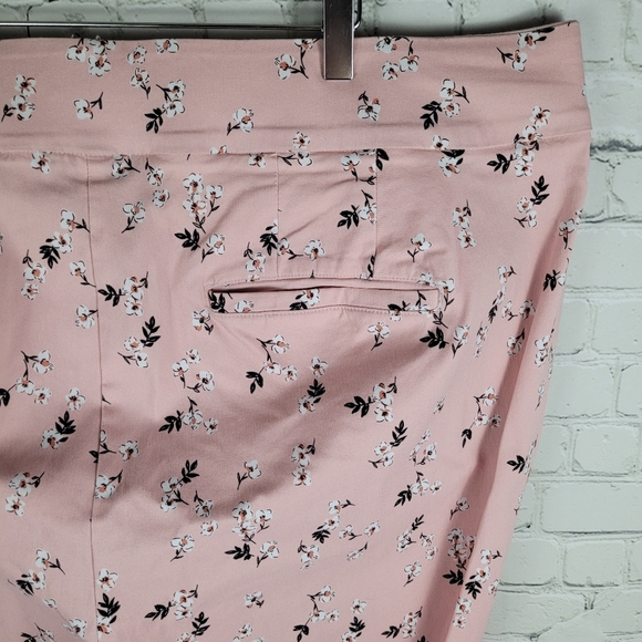 LANE BRYANT | The Allie floral stretch cropped pants - Picture 4 of 7